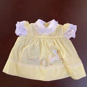 Sweet pale yellow embroidered duck top vintage